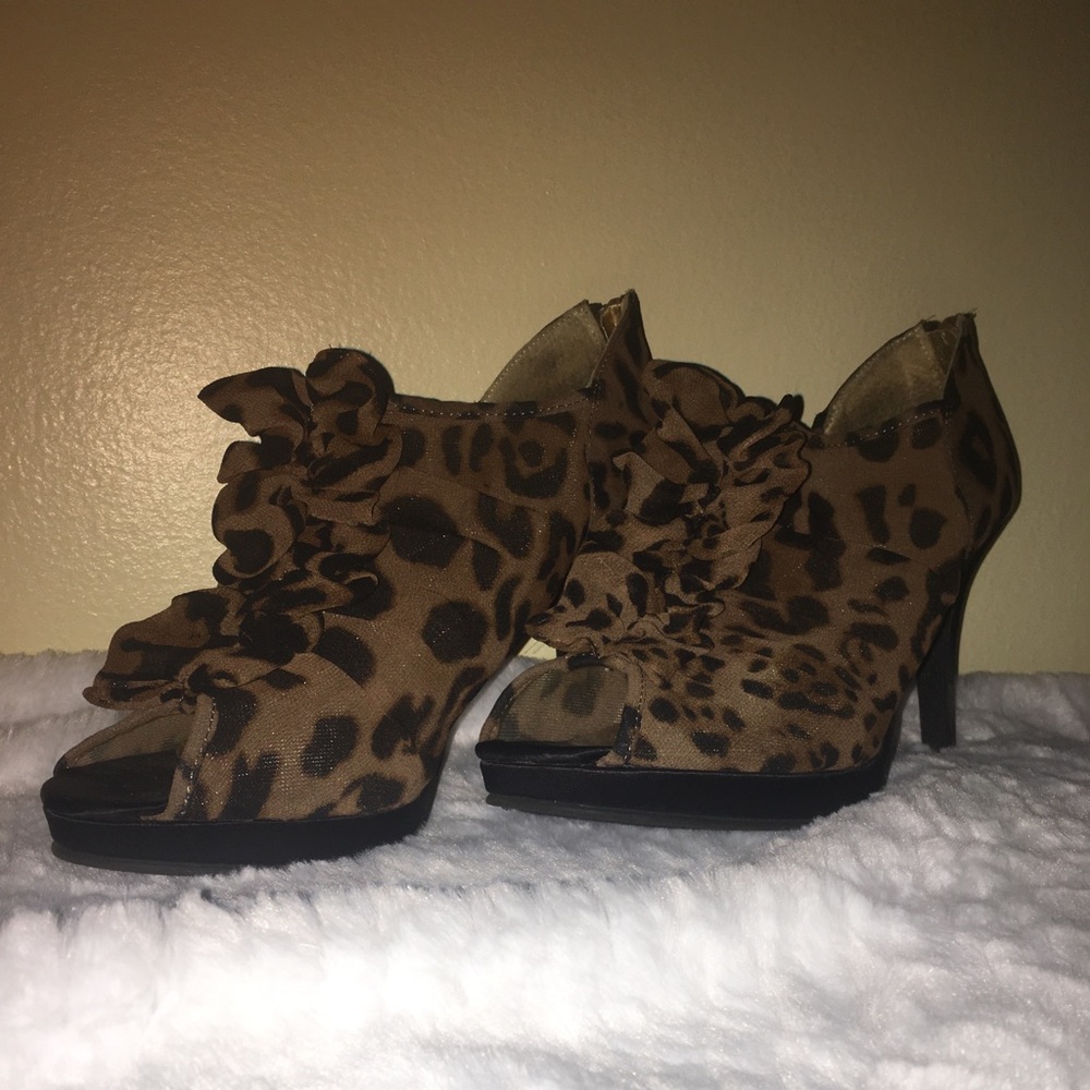 Cheetah Heels with Ruffles - Picture 2 of 5